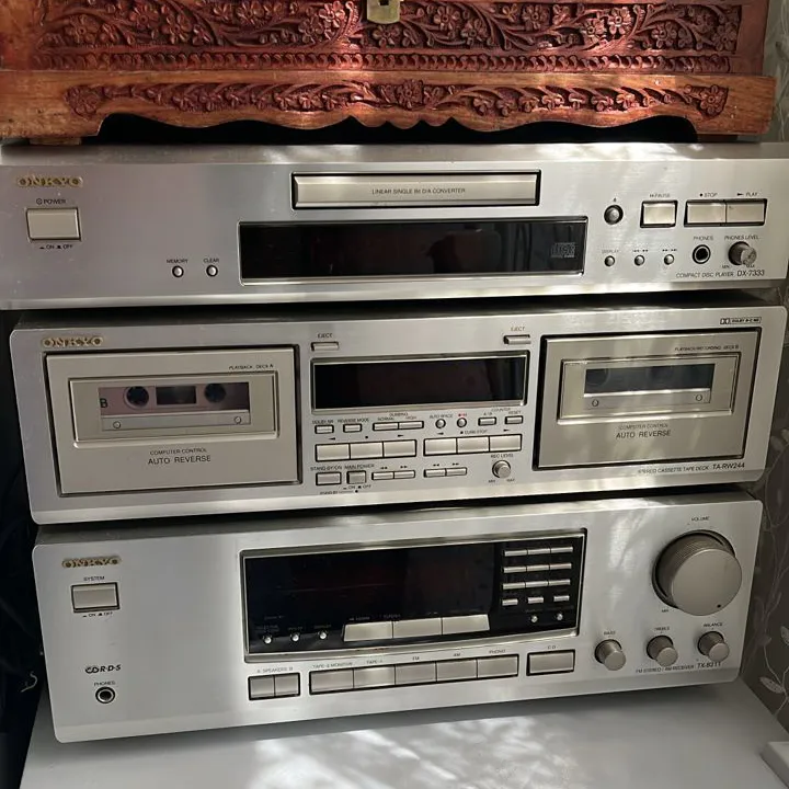 خریدار لوازم صوتی تصویر قدیمی و جدید